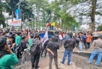 Mahasiswa dari kelompok Cipayung Plus menggelar aksi peringatan Hari Pendidikan Nasional di depan Gedung Kementerian Pendidikan Tinggi, Sains, dan Teknologi di Jalan Pintu Satu Senayan, Jakarta Pusat, Senin (4/5/2026).(KOMPAS.com)