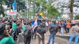 Mahasiswa dari kelompok Cipayung Plus menggelar aksi peringatan Hari Pendidikan Nasional di depan Gedung Kementerian Pendidikan Tinggi, Sains, dan Teknologi di Jalan Pintu Satu Senayan, Jakarta Pusat, Senin (4/5/2026).(KOMPAS.com)