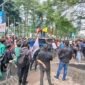 Mahasiswa dari kelompok Cipayung Plus menggelar aksi peringatan Hari Pendidikan Nasional di depan Gedung Kementerian Pendidikan Tinggi, Sains, dan Teknologi di Jalan Pintu Satu Senayan, Jakarta Pusat, Senin (4/5/2026).(KOMPAS.com)