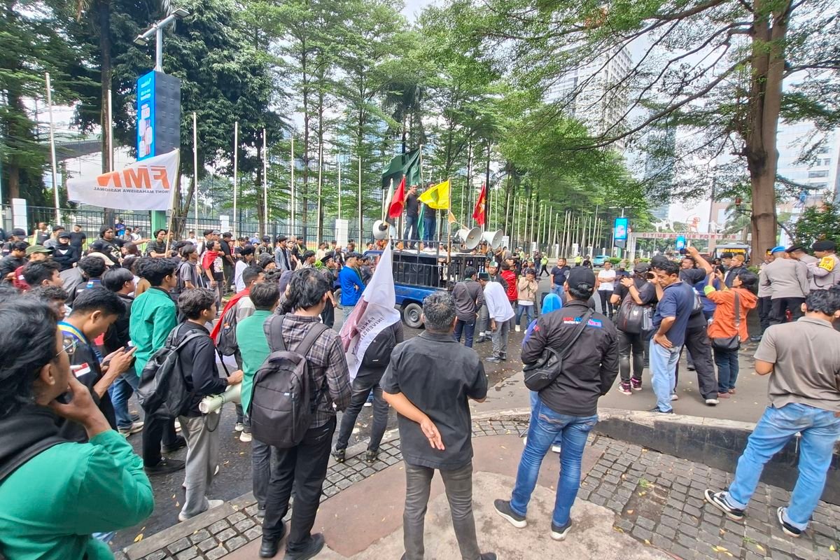 Mahasiswa dari kelompok Cipayung Plus menggelar aksi peringatan Hari Pendidikan Nasional di depan Gedung Kementerian Pendidikan Tinggi, Sains, dan Teknologi di Jalan Pintu Satu Senayan, Jakarta Pusat, Senin (4/5/2026).(KOMPAS.com)