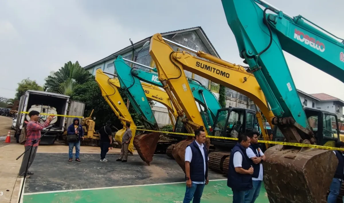 Sembilan unit excavator yang digunakan untuk mengeruk pasir, batuan dan tanah urug yang diamankan (foto : Ist)