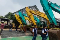 Sembilan unit excavator yang digunakan untuk mengeruk pasir, batuan dan tanah urug yang diamankan (foto : Ist)