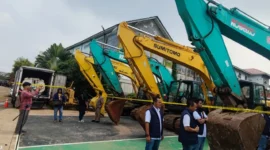 Sembilan unit excavator yang digunakan untuk mengeruk pasir, batuan dan tanah urug yang diamankan (foto : Ist)