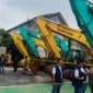 Sembilan unit excavator yang digunakan untuk mengeruk pasir, batuan dan tanah urug yang diamankan (foto : Ist)