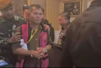Kepala PKBM Indonesia Negeriku, Kabupaten Tangerang, Banten, Kidon Ginting (58) ditahan, setelah ditetapkan sebagai tersangka kasus dugaan korupsi dana bantuan operasional pendidikan (BOP) kesetaraan.(Foto : Beritasatu.com)