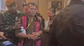 Kepala PKBM Indonesia Negeriku, Kabupaten Tangerang, Banten, Kidon Ginting (58) ditahan, setelah ditetapkan sebagai tersangka kasus dugaan korupsi dana bantuan operasional pendidikan (BOP) kesetaraan.(Foto : Beritasatu.com)