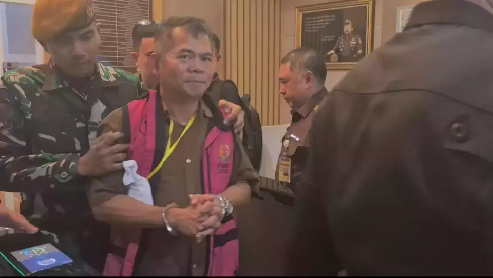 Kepala PKBM Indonesia Negeriku, Kabupaten Tangerang, Banten, Kidon Ginting (58) ditahan, setelah ditetapkan sebagai tersangka kasus dugaan korupsi dana bantuan operasional pendidikan (BOP) kesetaraan.(Foto : Beritasatu.com)