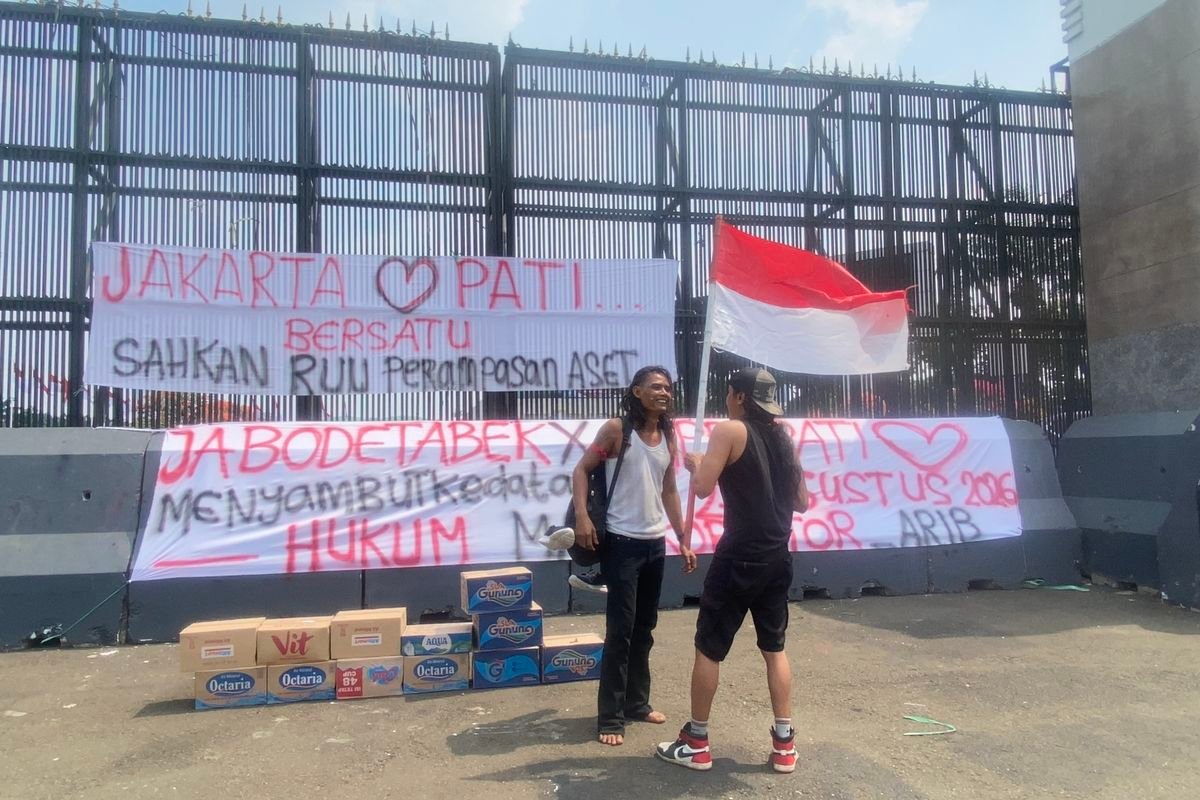 Persiapan demo warga Pati yang tuntut pengesahan UU Perampasan Aset di depan Gedung DPR/MPR RI, Jumat (21/8/2026).(FOTO : KOMPAS.com)