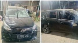 Mobil Toyota Calya hitam yang digunakan para pelaku tampak mengalami kerusakan setelah diamuk massa. (foto :ist)