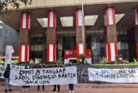 aringan Mahasiswa Banten (JMB) Jakarta menggelar aksi di depan Gedung KPK, Senin (10/8/2026), dengan membawa sejumlah tuntutan terkait Dindikbud Banten, termasuk desakan pencopotan Kadis Dindikbud Banten dan pengusutan dugaan persoalan anggaran pendidikan. (Photo Istimewa)