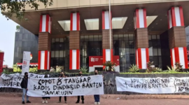 aringan Mahasiswa Banten (JMB) Jakarta menggelar aksi di depan Gedung KPK, Senin (10/8/2026), dengan membawa sejumlah tuntutan terkait Dindikbud Banten, termasuk desakan pencopotan Kadis Dindikbud Banten dan pengusutan dugaan persoalan anggaran pendidikan. (Photo Istimewa)
