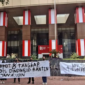 aringan Mahasiswa Banten (JMB) Jakarta menggelar aksi di depan Gedung KPK, Senin (10/8/2026), dengan membawa sejumlah tuntutan terkait Dindikbud Banten, termasuk desakan pencopotan Kadis Dindikbud Banten dan pengusutan dugaan persoalan anggaran pendidikan. (Photo Istimewa)