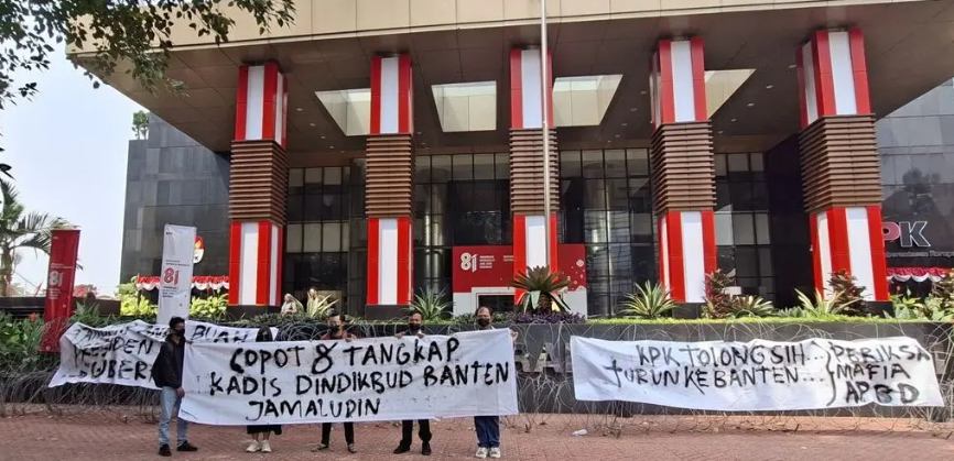 aringan Mahasiswa Banten (JMB) Jakarta menggelar aksi di depan Gedung KPK, Senin (10/8/2026), dengan membawa sejumlah tuntutan terkait Dindikbud Banten, termasuk desakan pencopotan Kadis Dindikbud Banten dan pengusutan dugaan persoalan anggaran pendidikan. (Photo Istimewa)
