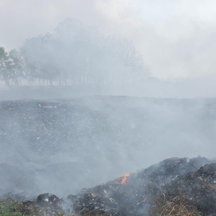 Api kembali muncul di TPA liar Waringinkurung, Kabupaten Serang, Banten. Personel Polda Banten bersama petugas Damkar berupaya memadamkan api. (foto : Ist)