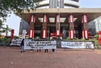 Sejumlah mahasiswa dan aliansi masyarakat pernah menggelar aksi unjuk rasa mendesak Komisi Pemberantasan Korupsi (KPK) untuk mengusut dugaan penyimpangan anggaran di Dinas Pendidikan dan Kebudayaan (Dindikbud) Provinsi Banten. (foto:ist)
