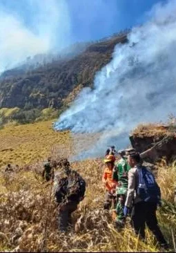 Karhutla Bromo Belum Padam, Alat Pemukul Api Petugas Rusak