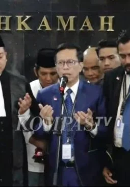 Gugatan Syarat Pendidikan Gibran Tak Diterima MK, Relawan Langsung Sujud Syukur